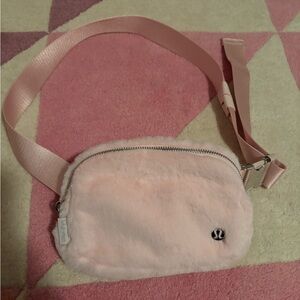 Lululemon everywhere belt bag